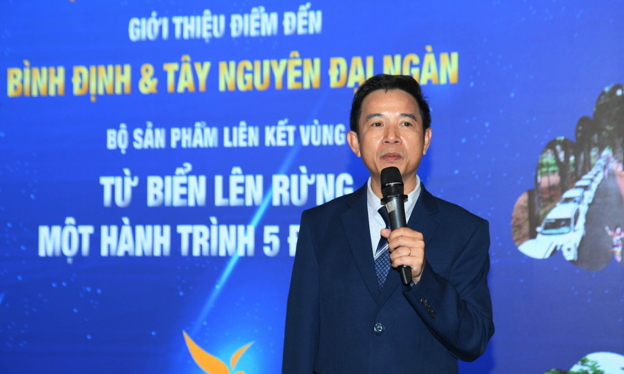 Ông Trần Văn Quang - Chủ tịch Công ty TNHH Dịch vụ & Du lịch VND Travel giới thiệu về bộ sản phẩm tour liên kết vùng, tour Caravan với chủ đề “Từ biển lên rừng - Một hành trình 5 điểm đến”